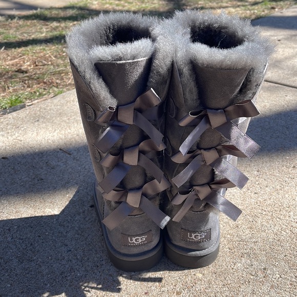 UGGS - Picture 3 of 6